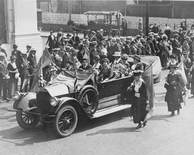 Carrie Chapman Catt (1859-1947), Upton und Shuler in einer Suffragettenparade, 1919 von American Photographer